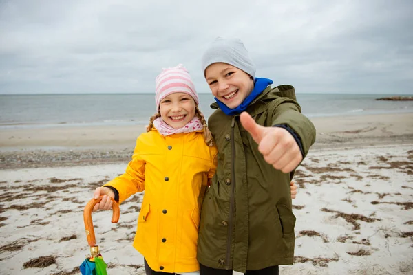 Retrato de dos adolescentes felices en la costa del mar Báltico en — Foto de Stock