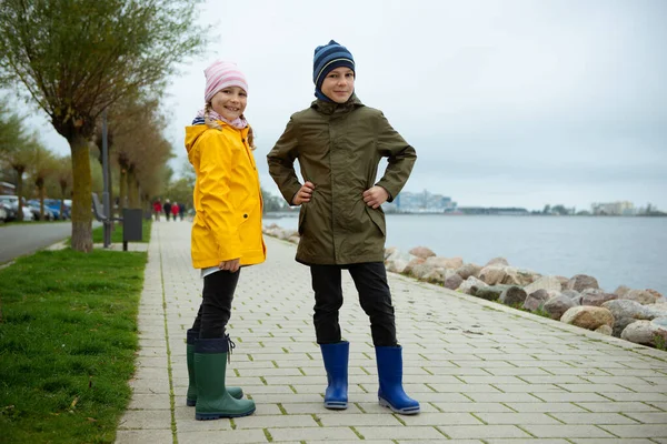 Teen brother and sister walking on Baltic coastline in high rubb — ストック写真