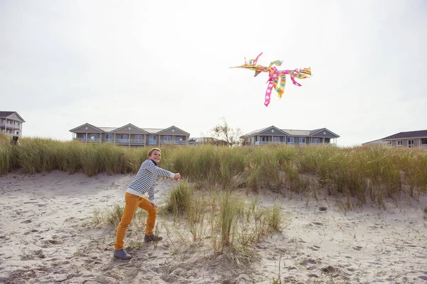 Щасливий підліток бігає і розважається з повітрям на пляжі — стокове фото