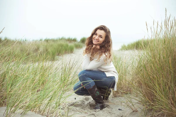 Retrato de uma jovem bonita posando na praia do mar Báltico em — Fotografia de Stock