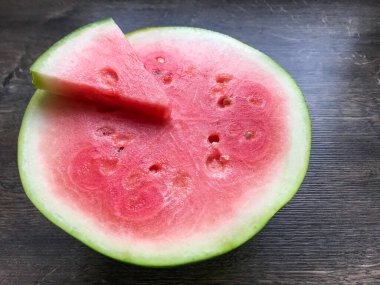 Tahta arka planda sulu karpuz dilimi