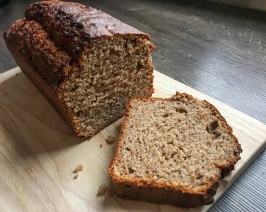 Tahtanın üzerinde sağlıklı taze pişmiş muz ekmeği. 