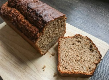 Tahtanın üzerinde sağlıklı taze pişmiş muz ekmeği. 