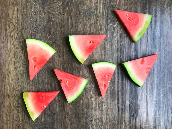 Juicy watermelon slice on wooden background — Stock Photo, Image
