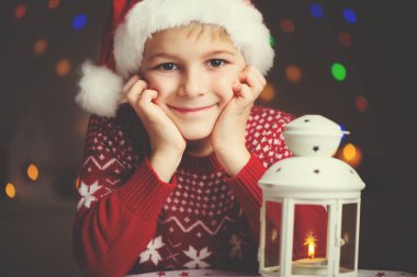 Mektubu Noel Baba'ya kırmızı şapka Noel çocuk