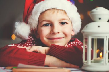 Mektubu Noel Baba'ya kırmızı şapka Noel çocuk