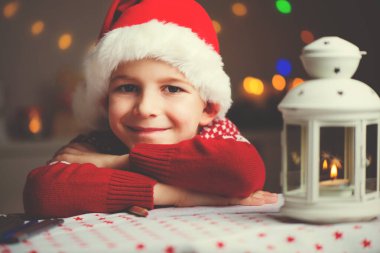 Mektubu Noel Baba'ya kırmızı şapka Noel çocuk