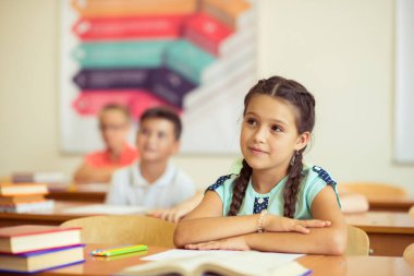 Sınıfta öğrenme mutlu zeki çocuk