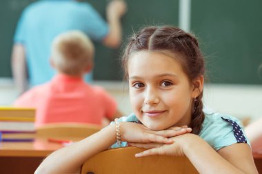 Sevimli gülümseyen kız öğrenci okulda