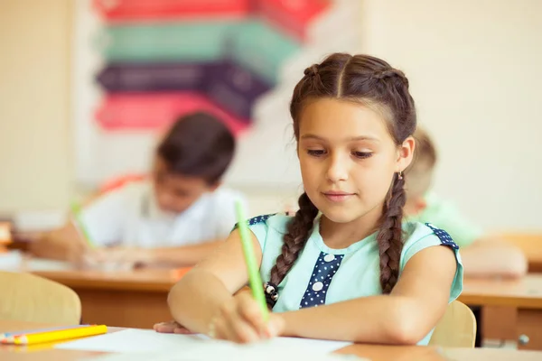 Niños inteligentes felices aprendiendo en el aula — Foto de Stock