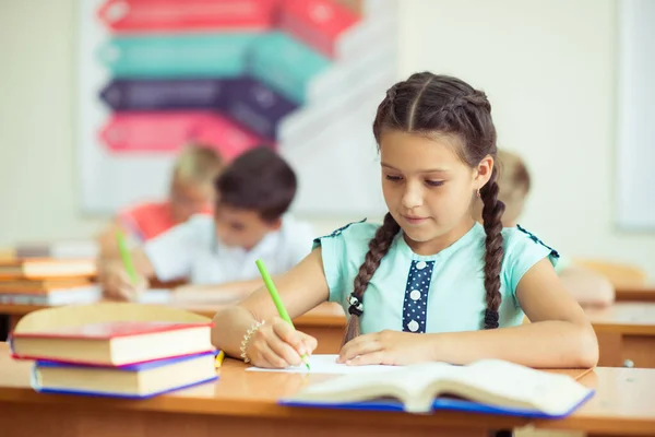 Heureux enfants intelligents apprenant en classe — Photo