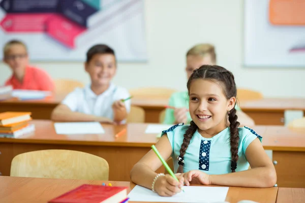 Crianças inteligentes felizes aprendendo em sala de aula — Fotografia de Stock