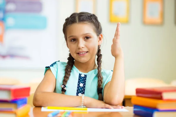 Carino sorridente studentessa a scuola — Foto Stock