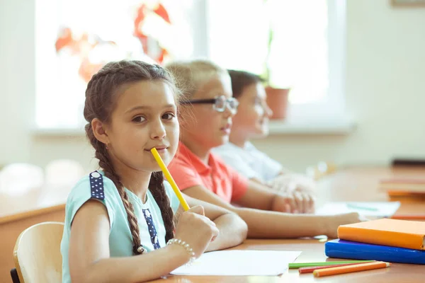 Crianças inteligentes felizes aprendendo em sala de aula — Fotografia de Stock