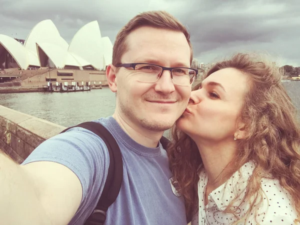 Selfie de una feliz pareja joven en viaje a Australia — Foto de Stock