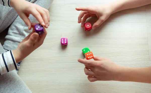 Duas crianças inteligentes estudam matemática brincando com dados no — Fotografia de Stock