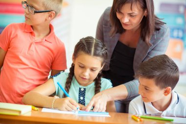 Yong güzel öğretmen clewer çocukların okulda grup ile