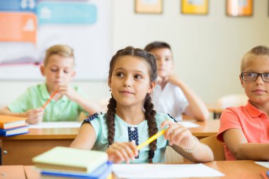 Zeki okul çocukları okulda ve sınıftalar.