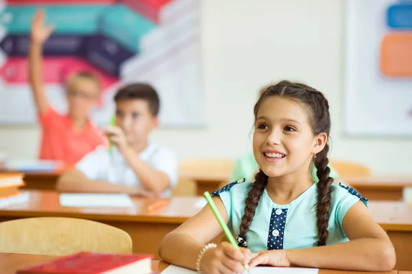 Barn som studerar i klassrummet på skolan — Stockfoto
