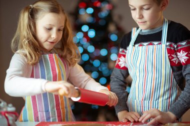 Mutlu kardeşlerim çocuklar evde Noel kurabiyeleri hazırlıyorlar.