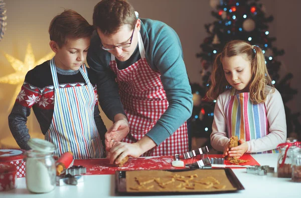 Boldog apa a gyerekeivel gyömbérsütit süt Christmának. — Stock Fotó