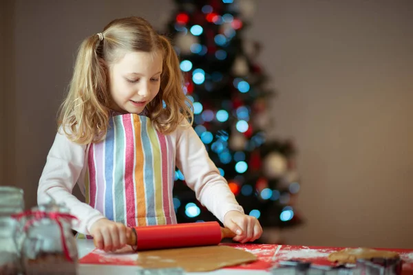 집에서 크리스마스 쿠키 장식하는 예쁜 소녀 CH 와 함께 — 스톡 사진