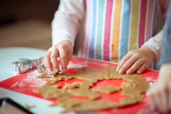 Foto in primo piano delle mani dei bambini che fanno biscotti allo zenzero per Chri — Foto Stock