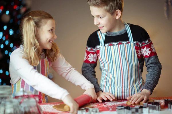 Felices hermanos niños preparando galletas de Navidad en casa con —  Fotos de Stock