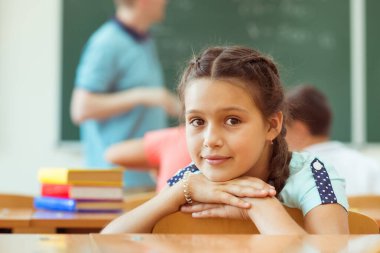 Sevimli gülümseyen kız öğrenci okulda