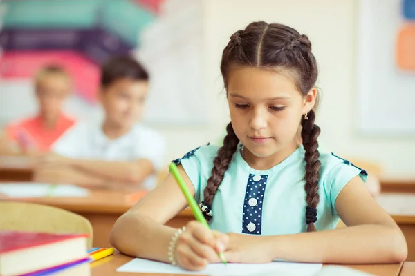 Barn som studerar i klassrummet på skolan — Stockfoto