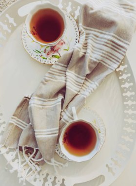 Tepside t-shirt bardaklarının yakın çekimi.