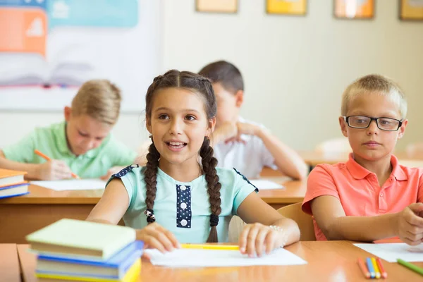 Leuke schoolkinderen studeren en beantwoorden vragen in de klas duri — Stockfoto