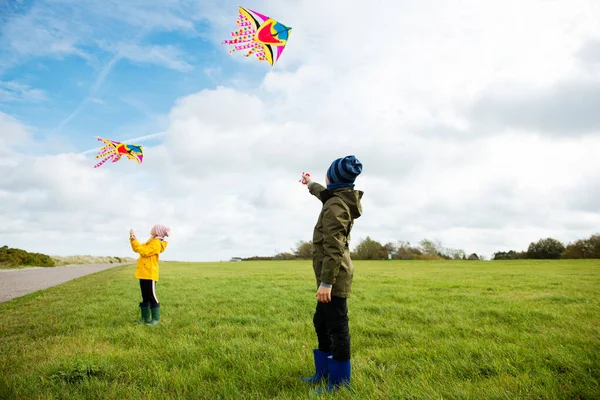 Heureux frères et sœurs enfants courir et s'amuser avec cerf-volant sur beac — Photo