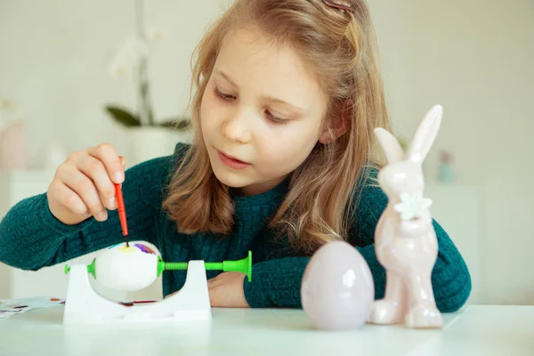 Carino bambina bionda pittura uova di Pasqua — Foto Stock