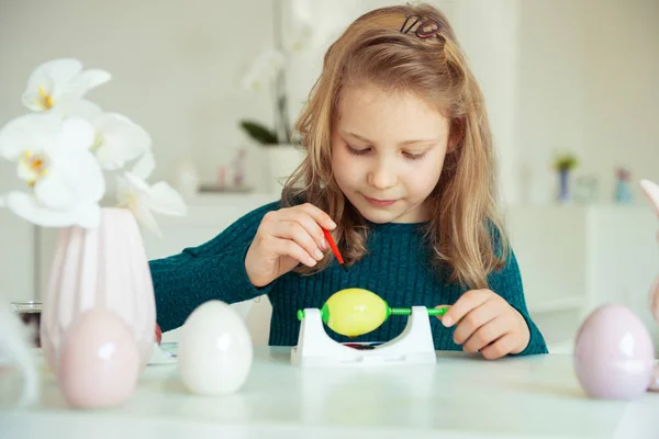 Carino bambina bionda pittura uova di Pasqua — Foto Stock