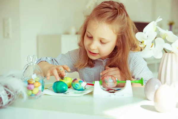 Χαριτωμένο μικρό ξανθό κορίτσι ζωγραφική Πασχαλινά αυγά — Φωτογραφία Αρχείου