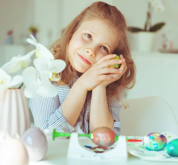 Petite fille blonde mignonne peignant des œufs de Pâques — Photo