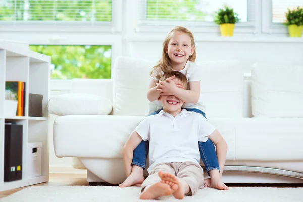 Feliz hermanito y hermana divirtiéndose en casa — Foto de Stock