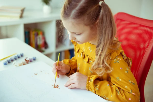 Hübsches kleines Mädchen malt mit Buntstift und Pinsel — Stockfoto