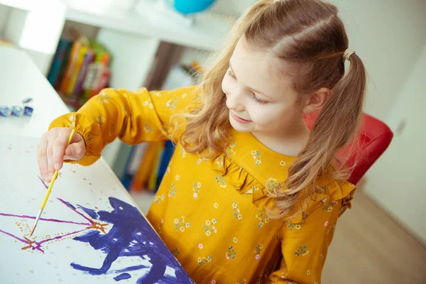 Όμορφο κοριτσάκι ζωγραφίζει με πολύχρωμο μαρκαδόρο και πινέλο — Φωτογραφία Αρχείου