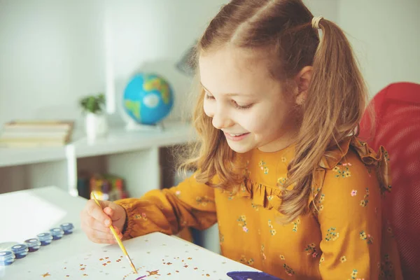 Όμορφο κοριτσάκι ζωγραφίζει με πολύχρωμο μαρκαδόρο και πινέλο — Φωτογραφία Αρχείου