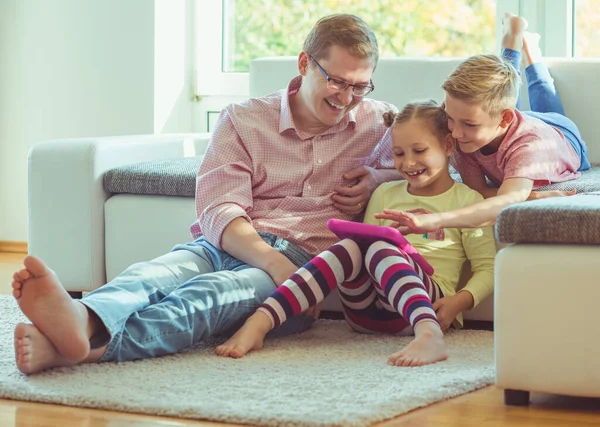 Heureux Jeune Beau Père Amuser Avec Ses Deux Enfants Mignons — Photo