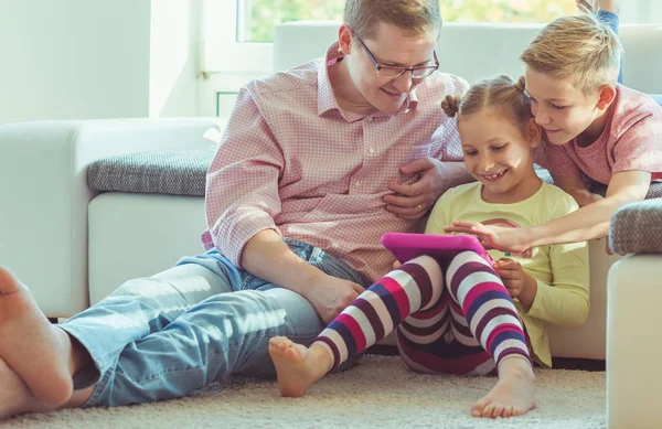 Glücklicher Junger Gutaussehender Vater Der Spaß Mit Seinen Zwei Niedlichen — Stockfoto