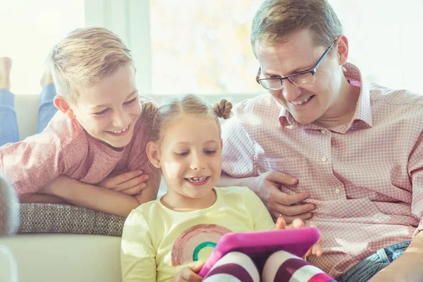 Feliz Joven Padre Guapo Divertirse Con Sus Dos Niños Lindos — Foto de Stock