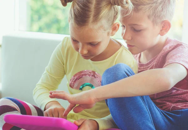 Duas Crianças Felizes Brincando Com Tablet Casa Sofá — Fotografia de Stock