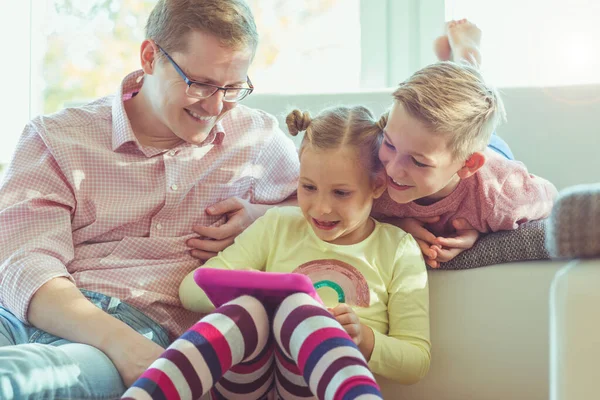 Feliz Joven Padre Guapo Divertirse Con Sus Dos Niños Lindos — Foto de Stock