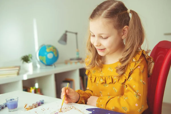 Hübsches Kleines Mädchen Malt Mit Buntem Buntstift Und Pinsel Heimischen — Stockfoto