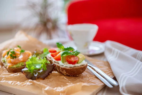 カフェテリアで木のまな板にアボカド トマト サーモンと全粒トースト — ストック写真