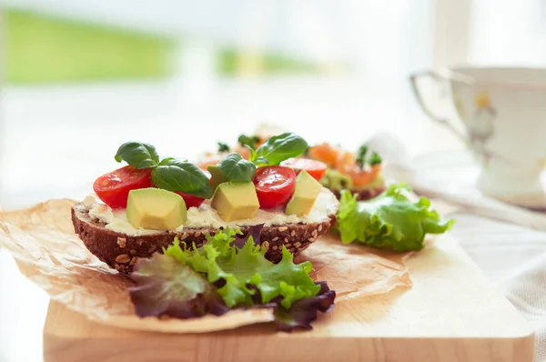 Torrada Integral Com Abacate Tomate Salmão Tábua Corte Madeira Cafetaria — Fotografia de Stock