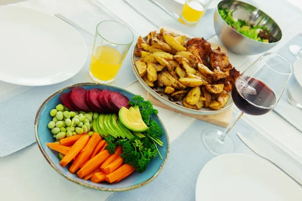 Nahaufnahme Von Serviertem Tisch Mit Gesundem Gemüseschale Mit Sojabohnen Avocado — Stockfoto